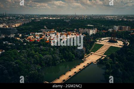 BUCURESTI, RUMÄNIEN - 13. Mai 2021: Eine Aufnahme eines Wahrzeichens mit einem Denkmal und Stadtbild von Bucuresti in Rumänien Stockfoto