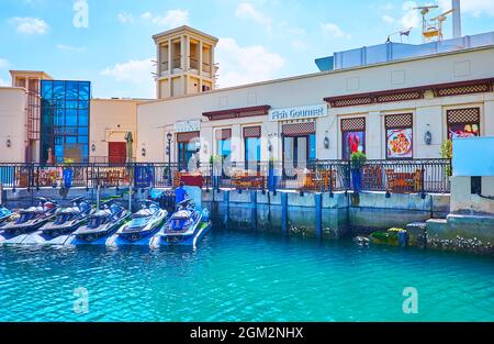 DUBAI, VAE - 4. MÄRZ 2020: Der Pier des Fischerhafens Jumeirah mit Fisch- und Fischcafés in traditionellen Gebäuden, am 4. März in Dubai Stockfoto