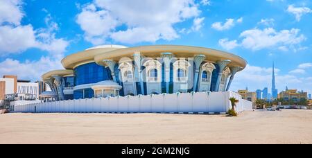 DUBAI, VAE - 4. MÄRZ 2020: Panorama mit futuristischer Villa am Jumeirah Beach und Burj Khalifa im Hintergrund, am 4. März in Dubai Stockfoto