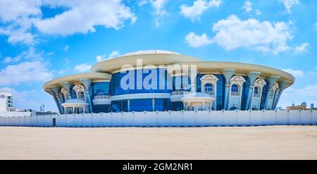 DUBAI, VAE - 4. MÄRZ 2020: Der moderne Glaspalast am Sandstrand von Jumeirah, am 4. März in Dubai Stockfoto