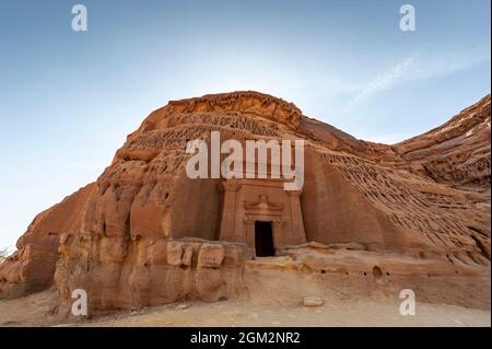 Erstaunlich geschnitzte Gebäude von Hegra (bekannt als Madain Saleh oder Al Hijr) ähnlich denen bei Petra in der Nähe von Alula in Saudi-Arabien gefunden Stockfoto