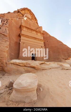 Erstaunlich geschnitzte Gebäude von Hegra (bekannt als Madain Saleh oder Al Hijr) ähnlich denen bei Petra in der Nähe von Alula in Saudi-Arabien gefunden Stockfoto