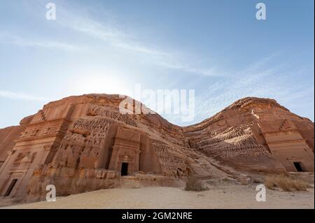 Erstaunlich geschnitzte Gebäude von Hegra (bekannt als Madain Saleh oder Al Hijr) ähnlich denen bei Petra in der Nähe von Alula in Saudi-Arabien gefunden Stockfoto