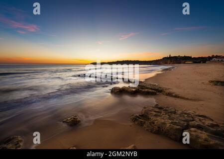 Panoramablick auf den Strand Vau (Praia do Vau) bei Sonnenuntergang, in Portimao, Algarve, Portugal; Konzept für Sommerurlaub am Strand und Reisen in Portugal Stockfoto