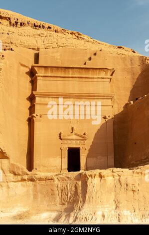 Erstaunlich geschnitzte Gebäude von Hegra (bekannt als Madain Saleh oder Al Hijr) ähnlich denen bei Petra in der Nähe von Alula in Saudi-Arabien gefunden Stockfoto