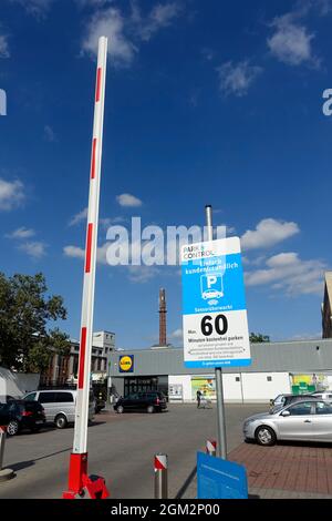 Kostenloser Kundenparkplatz bei Lidl in Berlin Stockfoto