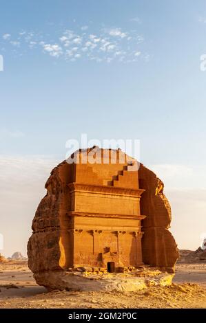 Erstaunlich geschnitzte Gebäude von Hegra (bekannt als Madain Saleh oder Al Hijr) ähnlich denen bei Petra in der Nähe von Alula in Saudi-Arabien gefunden Stockfoto