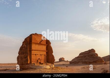 Erstaunlich geschnitzte Gebäude von Hegra (bekannt als Madain Saleh oder Al Hijr) ähnlich denen bei Petra in der Nähe von Alula in Saudi-Arabien gefunden Stockfoto