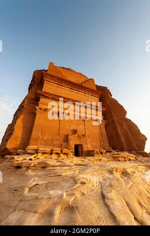 Erstaunlich geschnitzte Gebäude von Hegra (bekannt als Madain Saleh oder Al Hijr) ähnlich denen bei Petra in der Nähe von Alula in Saudi-Arabien gefunden Stockfoto