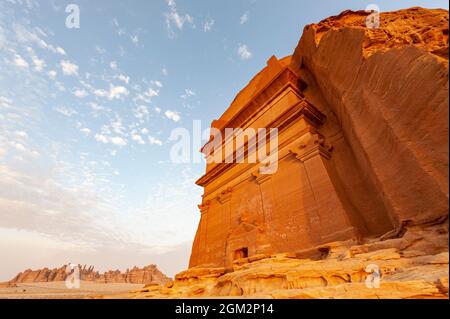 Erstaunlich geschnitzte Gebäude von Hegra (bekannt als Madain Saleh oder Al Hijr) ähnlich denen bei Petra in der Nähe von Alula in Saudi-Arabien gefunden Stockfoto