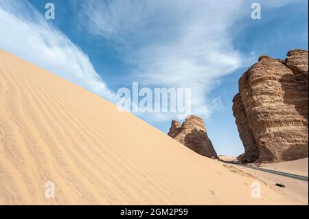 Sandsteinfelsen von verrückten Formen in der Wüste bei Medina und Alula und Madain Saleh in Saudi-Arabien Stockfoto