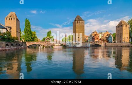 Schönes Panorama der berühmten Ponts Couverts, eine Reihe von Brücken und Türmen, die eine defensive Arbeit im 13. Jahrhundert auf dem Fluss Ill... Stockfoto