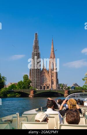 Schöne Aussicht auf die berühmte St. Paul's Church, ein Wahrzeichen im historischen Zentrum von Straßburg, Frankreich. Ein Turm wird gerade renoviert. Menschen auf einem ... Stockfoto