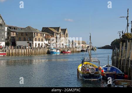 Die Boote liegen in West Looe an, die Quayside in East Looe und die Flussmündung bildeten einen Hintergrund. Looe Cornwall. Stockfoto