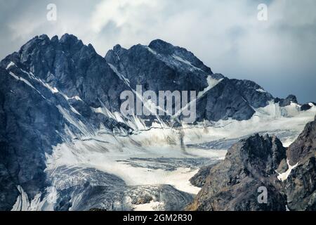 Glaziologie. Glacial cirque (corrie, kar). Berggletscher (alpiner) an den Hängen des Elbrus. Kaukasus Stockfoto
