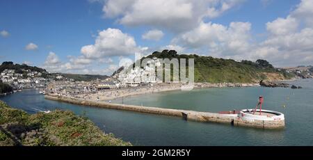 Panorama-Bild des Banjo Pier Looe, des Flusses Looe und des East Looe Strandes von Hannaford Point. Die Urlaubsstadt im Süden Cornwalls ist immer noch voll Stockfoto