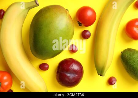 Set aus verschiedenen Gemüse und Früchten auf gelbem Hintergrund Stockfoto