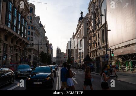 Madrid, Spanien; 5. September: Blick auf die Gran Via im Zentrum von Madrid bei Sonnenaufgang, vom Zentrum der Straße in Richtung Kapitol. Stockfoto