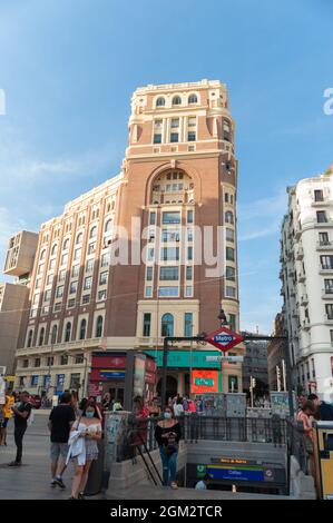 Madrid, Spanien; 5. September: Palacio de la Prensa Gebäude und Callao U-Bahn, von der Plaza de Callao aus gesehen. Inmitten des Rückgangs des COVID-Inzids Stockfoto