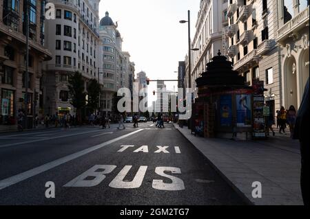 Madrid, Spanien; 5. September: Blick auf die Gran Via im Zentrum von Madrid bei Sonnenaufgang, von der Kreuzung mit der Fuencarral Straße in Richtung Capito Stockfoto