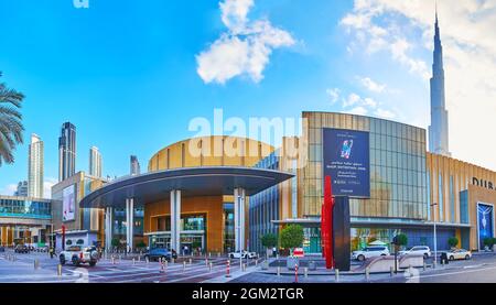 DUBAI, VAE - 4. MÄRZ 2020: Blick auf den Haupteingang der Dubai Mall und den Burj Khalifa im Hintergrund, am 4. März in Dubai Stockfoto