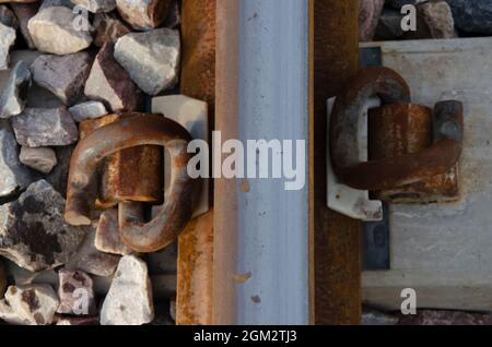 SELEKTIVER FOKUS AUF SCHIENENSCHWENKEN UND GARTOR FÜR DEN TRANSPORT. Stockfoto