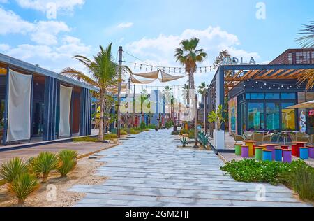 DUBAI, VAE - 4. MÄRZ 2020: Das Einkaufsviertel mit Geschäften, Cafés und Bars am beliebten öffentlichen Strand von La Mer, am 4. März in Dubai Stockfoto