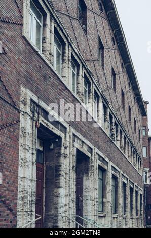 Perspektivischer Blick auf das alte Ziegelgebäude an einem düsteren Tag Stockfoto