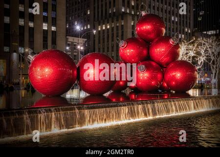 New York City Christmas - Weihnachtsschmuck im Rockefeller Center in Midtown Manhattan in New York City. Stockfoto