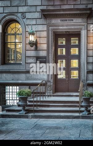 Trunk Club NYC - Blick auf die wunderschöne Architektur des Eingangs zum Trunk Club im Innenhof des New York City Lotte Palace Hotels. Dies Stockfoto