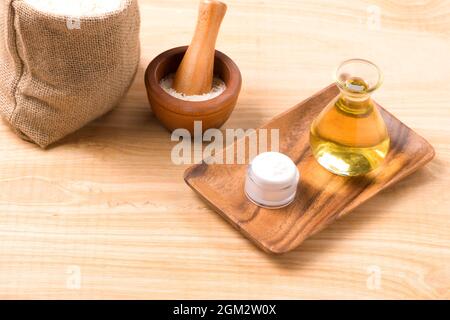 Weißer Reissamen und Reiskleimöl in der Flasche und ungefräster Reis auf dem Tisch, gute Fette für gesunde Ernährung Stockfoto