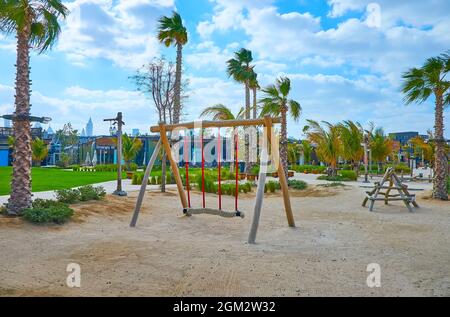 Die hölzerne Schaukel auf dem Spielplatz des öffentlichen Strandes von La Mer, Jumeirah, Dubai, VAE Stockfoto