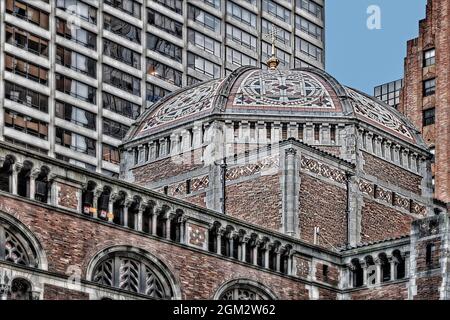 St Bartholomew's Church BW - Blick auf die architektonischen Details der romanischen Wiederbelebung und byzantinischen Wiederbelebung Architektur Details eines der exte Stockfoto