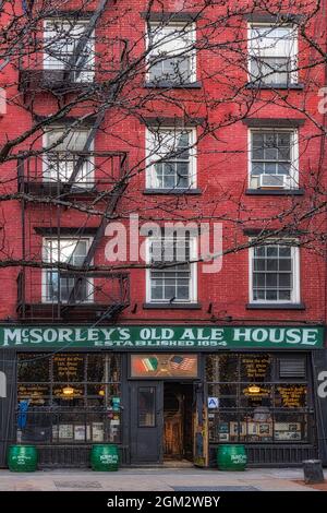 NYC McSorley's Est 1854 - Außenansicht von McSorley's Old Ale House Old Irish Pub im East Village Viertel von Manhattan in New York City. M Stockfoto