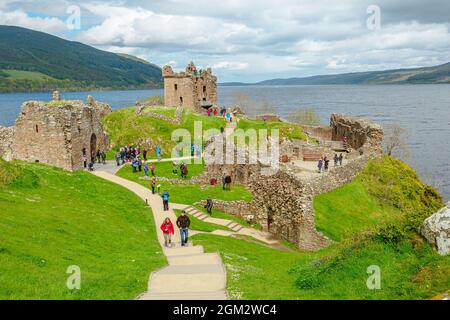 Loch Ness, Schottland, Vereinigtes Königreich - 24. Mai 2015: Von oben aus sehen Sie Touristen, die Urquhart Castle am See von Loch Ness besuchen. Besucht für die Legende der Stockfoto