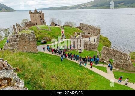 Loch Ness, Schottland, Vereinigtes Königreich - 24. Mai 2015: Touristen besuchen Urquhart Castle am See von Loch Ness. Besucht wegen der Legende vom Loch Ness Stockfoto