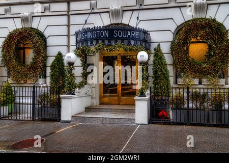 Washington Square Hotel NYC – die Fassade ist während der Weihnachtszeit mit Weihnachtsgirlande, Lichtern und großen Kränzen geschmückt. Dieses Bild ist auch AV Stockfoto