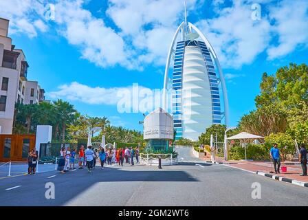 DUBAI, VAE - 4. MÄRZ 2020: Die Einfahrt zum futuristischen Gebäude des Burj al Arab, am 4. März in Dubai Stockfoto