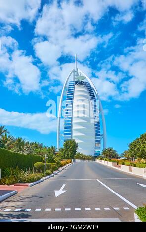 DUBAI, VAE - 4. MÄRZ 2020: Die Fassade des luxuriösen Burj al Arab, bedeckt mit Glas und Metall, am 4. März in Dubai Stockfoto