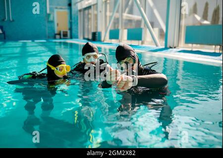 Tauchlehrer und Taucher in den Aqualungs, Tauchunterricht Stockfoto