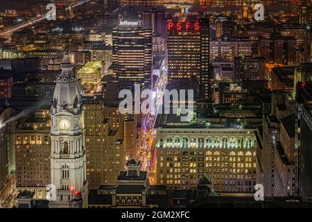 Philly PA Skyline - Blick auf die Innenstadt mit dem historischen Rathaus von Philadelphia, dem PSFS und der beleuchteten Skyline von Philadelphia von oben. Als Stockfoto
