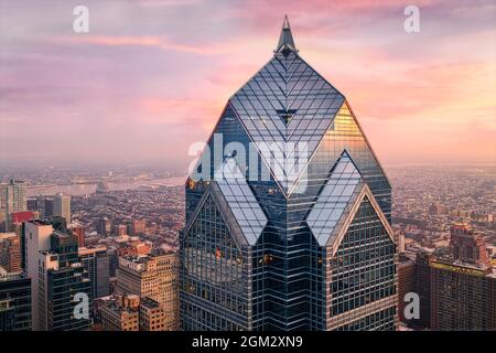 Two Liberty Places PA - Sonnenuntergang von oben auf Two Liberty Place im Center City in Philadelphia, Pennsylvania. Der Art-Deco-Architekturstil und -Stil Stockfoto