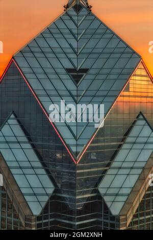 Two Liberty Place - Blick von oben auf den Philadelphia-Architekturstil und die Formen des Two Liberty Place im Center City in Philadelphia, Pennsylvania. Der Stockfoto