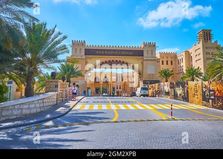 DUBAI, VAE - 4. MÄRZ 2020: Der Souk Madinat Jumeirah Markt ist im traditionellen arabischen Stil mit barjeel-Windfängern, adobe-Wänden und einem großen Mittelmeer erbaut Stockfoto
