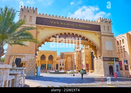 DUBAI, VAE - 4. MÄRZ 2020: Das Souk Madinat Jumeirah hat ein großes mittelalterliches Tor mit Türmen auf beiden Seiten, das am 4. März in Dubai stattfand Stockfoto