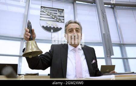 Magdeburg, Deutschland. September 2021. Vor der Sitzung der neuen Landesregierung im landtag Sachsen-Anhalt hält der neue landtagsvorsitzende Gunnar Schellenberger (CDU) eine Glocke in der Hand. Quelle: Ronny Hartmann/dpa/Alamy Live News Stockfoto