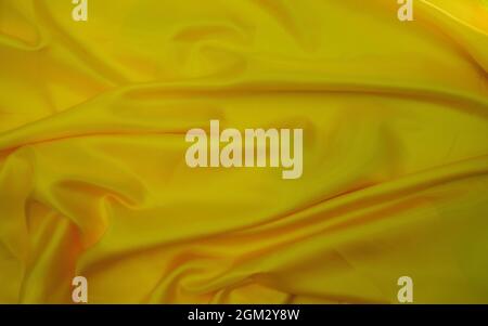 Nahaufnahme von glatten eleganten gelben Seidenstoff Luxus Stoff Textur kann als Hintergrund verwenden Stockfoto