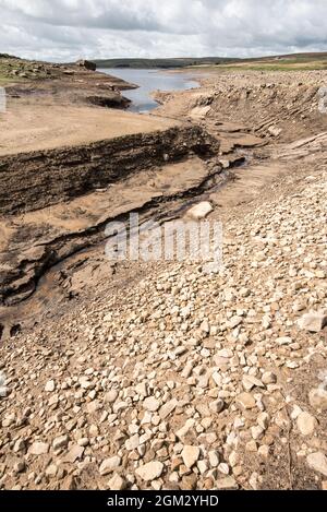 Der Wassereinlaufpunkt am Grimwith-Stausee zeigt einen kleinen Durchfluss in den Stausee, der den Wasserstand zum 2021. September gesenkt hat Stockfoto