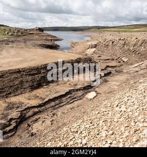 Der Wassereinlaufpunkt am Grimwith-Stausee zeigt einen kleinen Durchfluss in den Stausee, der den Wasserstand zum 2021. September gesenkt hat Stockfoto