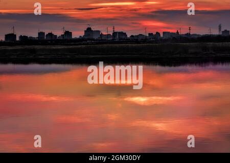 Newark New Jersey Skyline - Silohuetted Blick auf die Stadt Newark Skyline mit den schönen Farben der untergehenden Sonne reflektiert in der Hackensack Ri Stockfoto